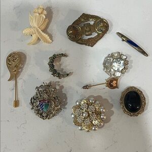 Lot of vintage niches and pins. One button
